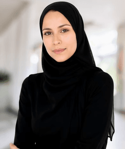 Dr Alaa Murabit, press picture. She is wearing all black and looking right into the camera. A small smile on her lips.